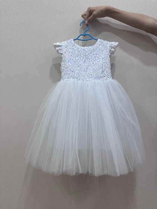 Продам нарядное платье для девочки