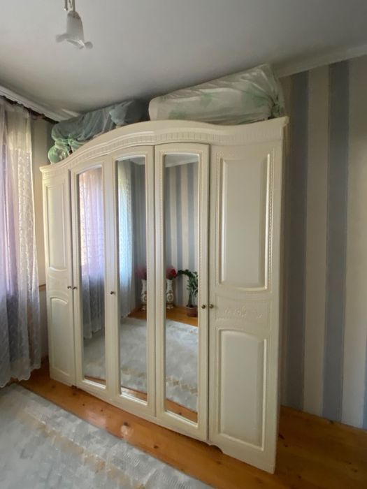Продам срочно шкаф и тумба с Зеркалом