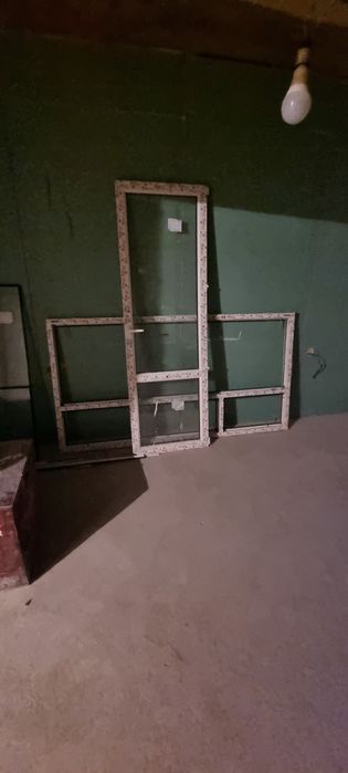Продам балконную дверь с рамой
