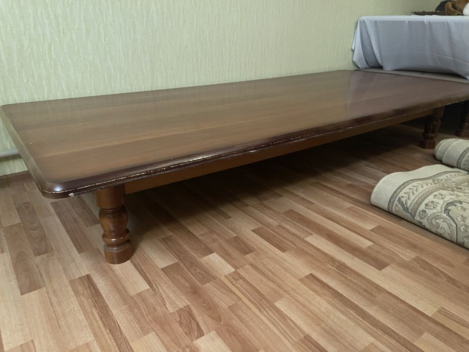 Стол для гостинной