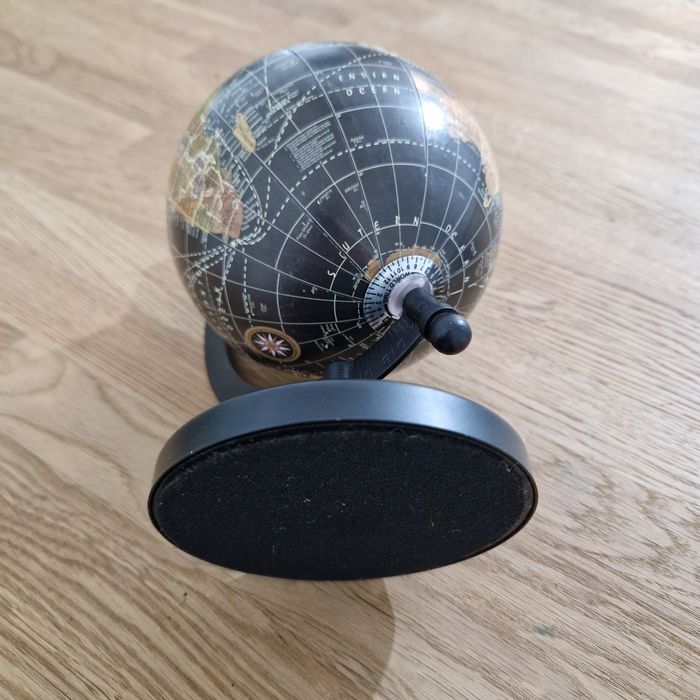 Glob pamantesc cu baza metalica