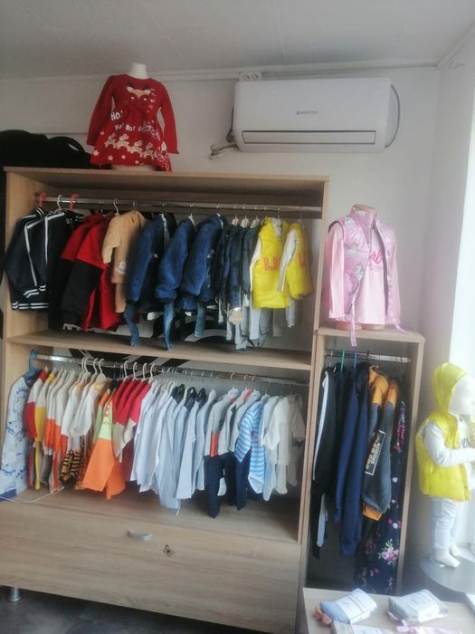 Mobilier magazin haine copii + busturi + manechine