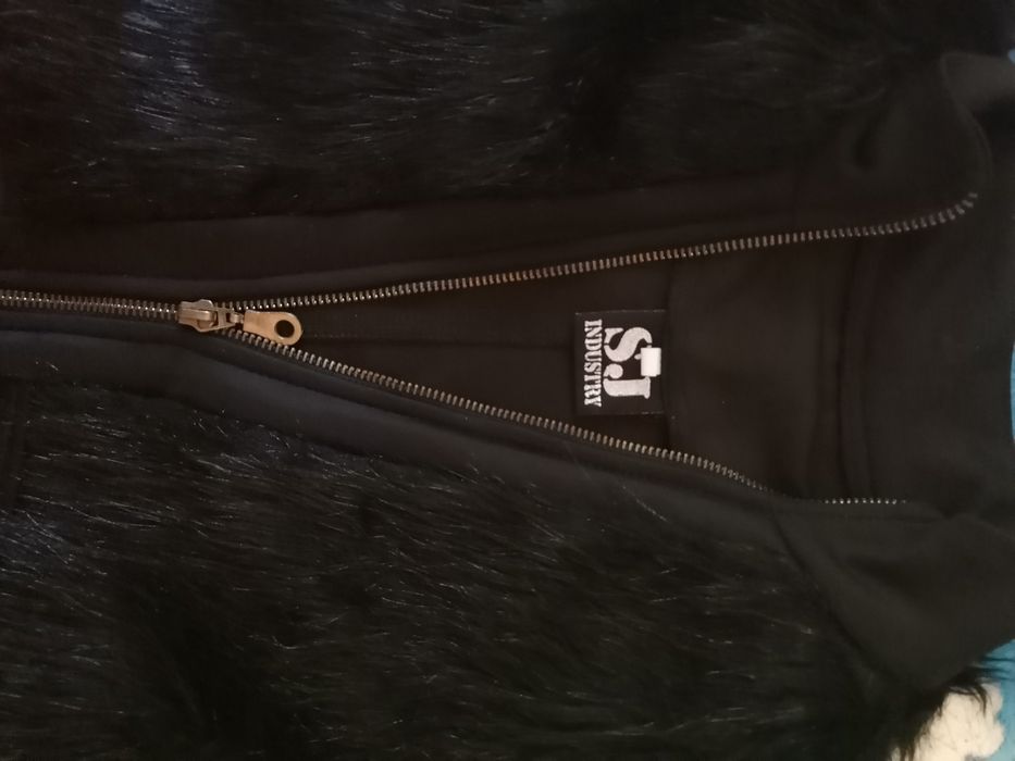 Vesta cu blanita neagra