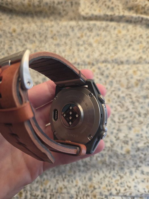 Garmin Fenix 8 51mm AMOLED Sapphire Bare Titanium Black с Chestnut кож