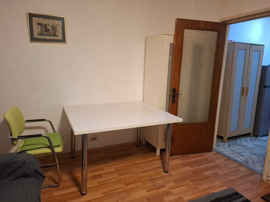 Garsonieră decomandată Favorit, 2 min metrou, proprietar