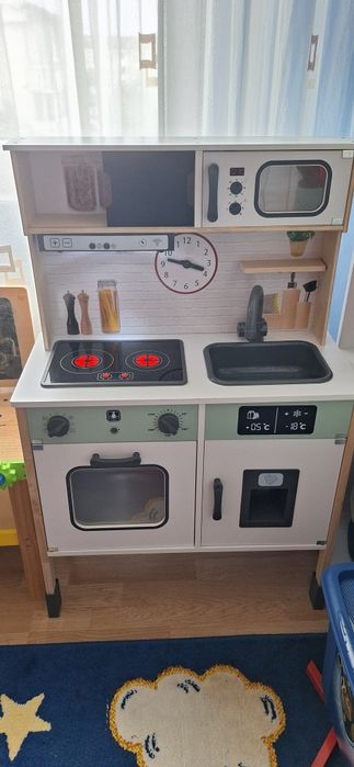 Bucatarie din lemn 250 lei + Magazin din lemn cu accesorii 250 lei