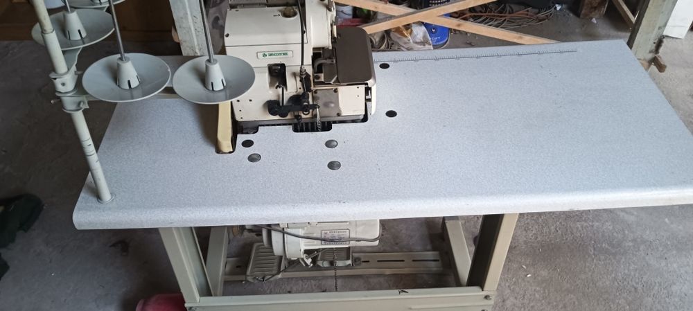 Продаётся оверлог рабочий в отличном состояние.