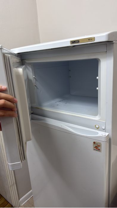 Продам комплект: холодильник + стол с 2 стульями