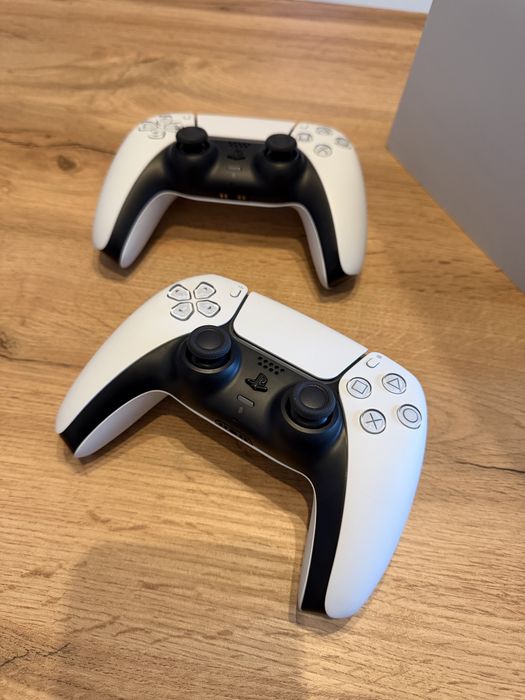 PlayStation 5 Digital Edition 825GB 2 Controllers CFI-2116