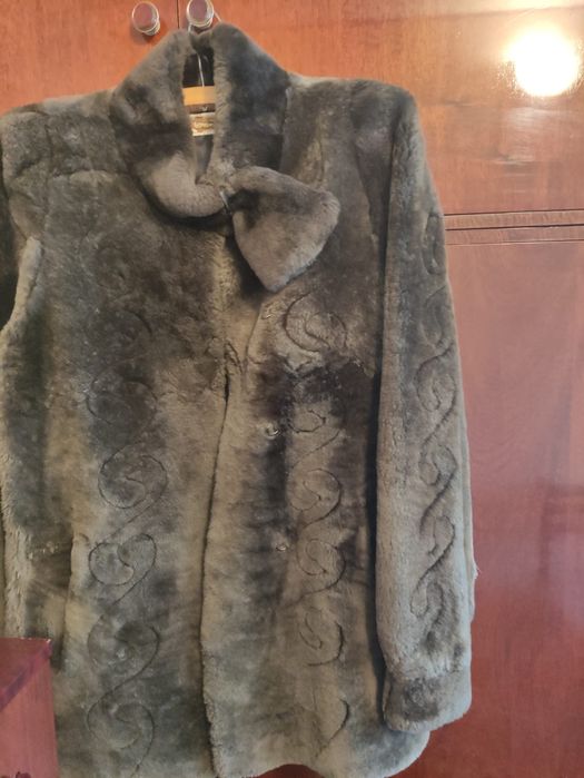 Doua bucati Haina de blana naturala