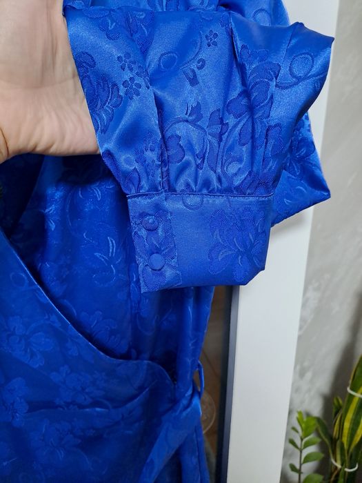 Синя сатенена рокля