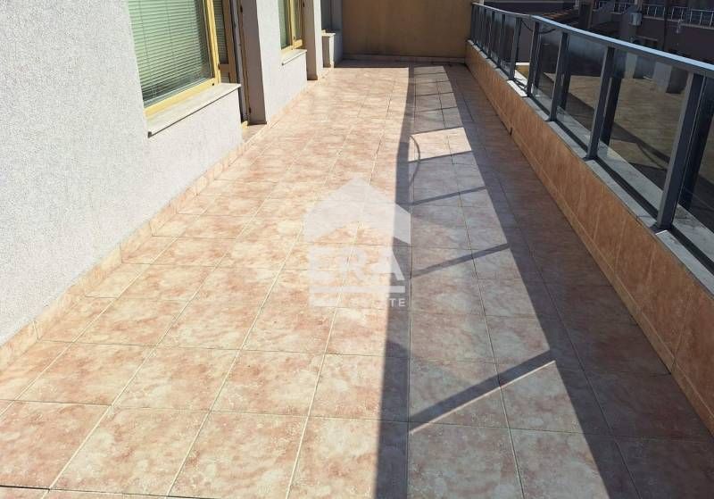 Обзаведен двуспален апартамент в стария град, на 200 м от морето