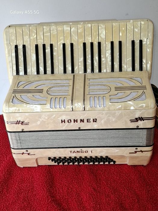 Hohner  48 basi cu un registru la palma acordat bandon