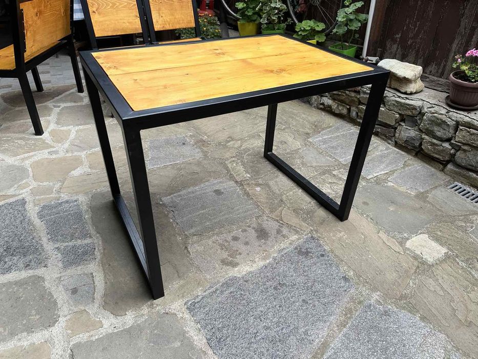 Градиндка маса с пейка и столове от дърво и метал.