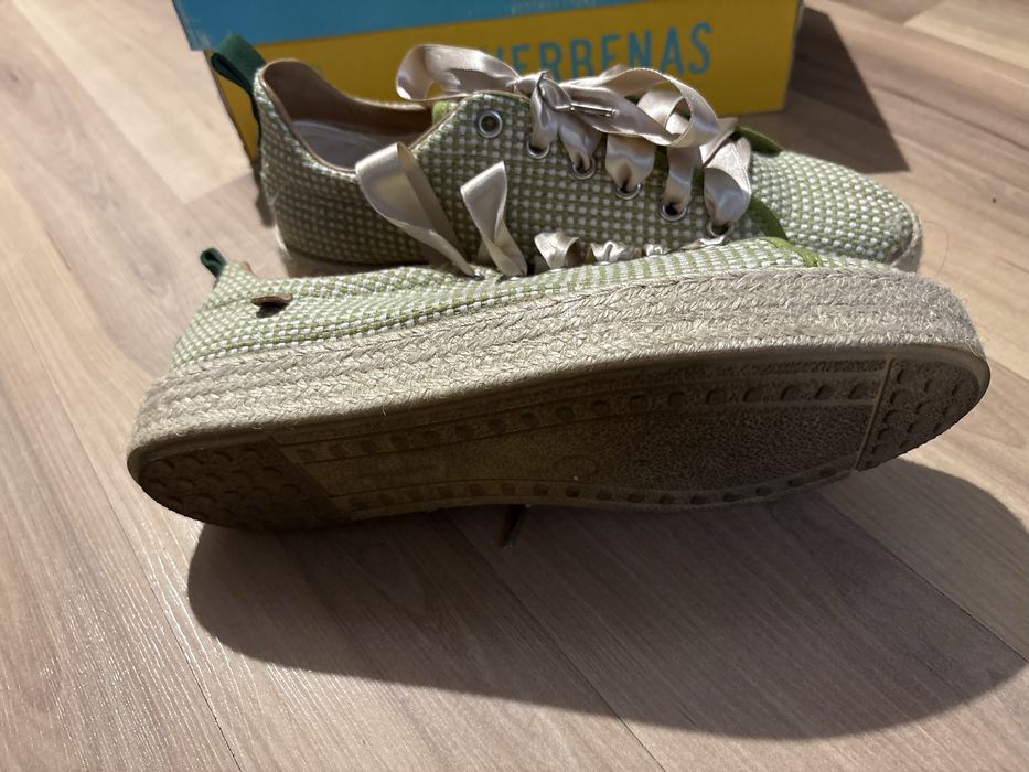 Ботинки кроссовки Испания