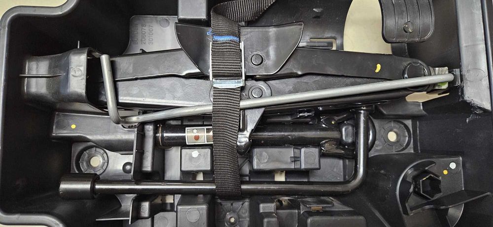 Trusa completa de pana Renault Espace 5 - 997506873R, cric cui tractare, chie roti si  cheie extragere capace prezoane