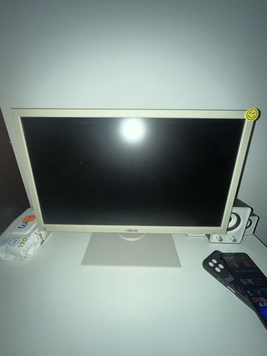 Calculator plus monitor si cablurile de care are nevoie