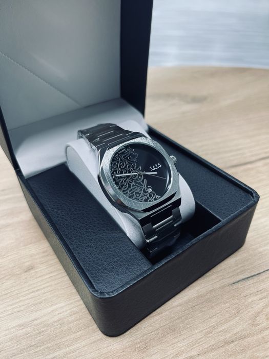 Часы наручные.