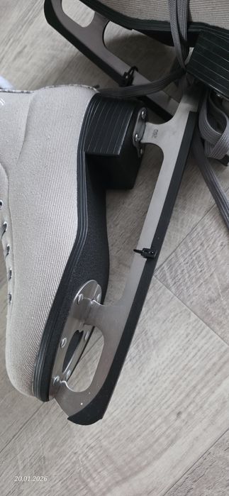 Продам женские коньки