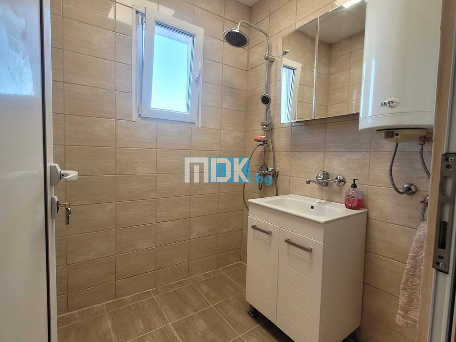 Голям реновиран и обзаведен 3-стаен Коматево