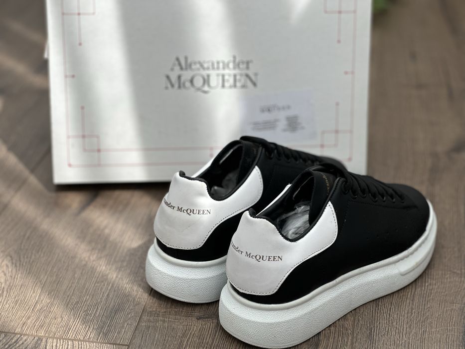 Adidasi ALEXANDER MCQUEEN l Produs NOU Unisex | Adidasi Baieti Fete | Mcqueen  ALB | Mcqueen  Negru | Mcqueen Negru - Alb | Calitate Premium