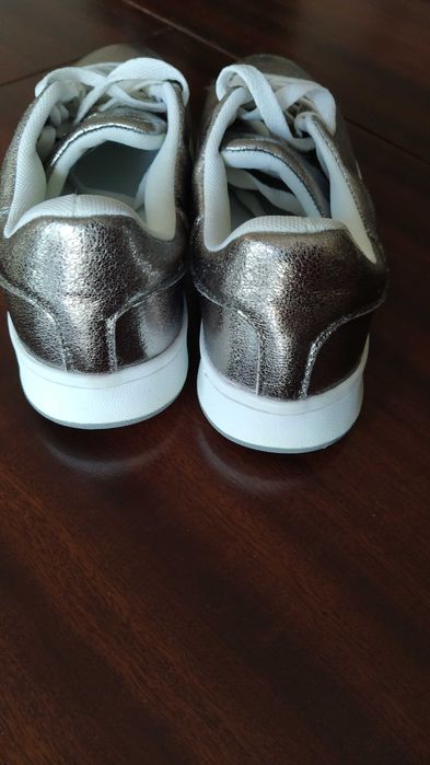 Дамски спортни обувки