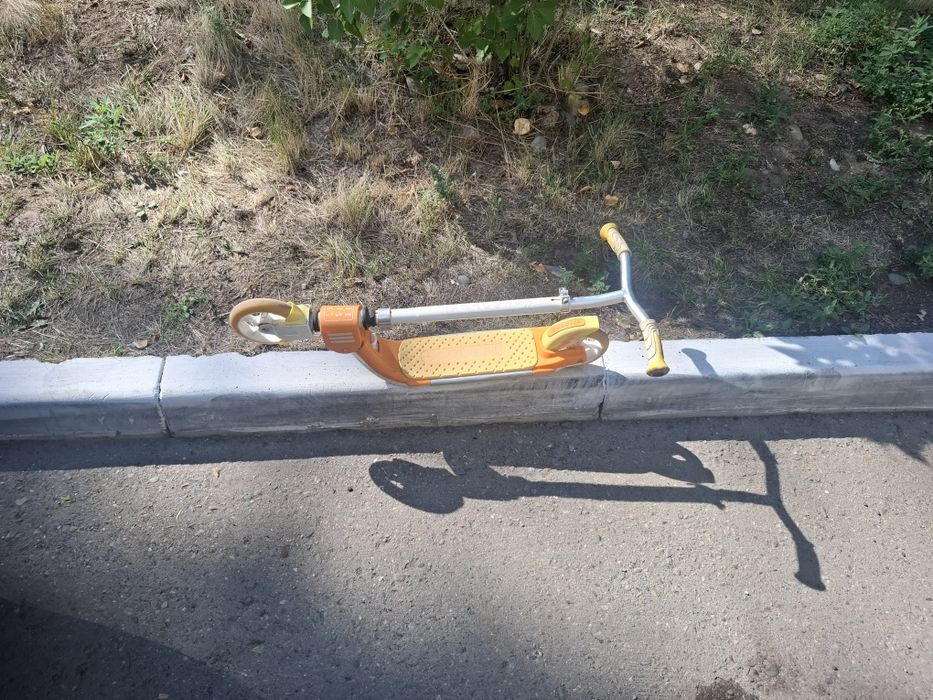 Продам самокат для девочек.