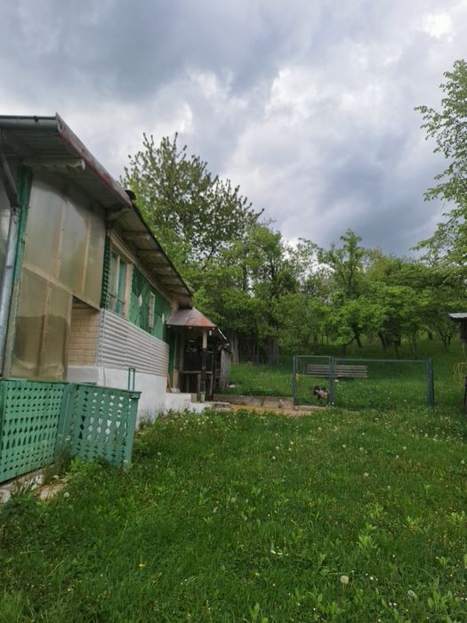 Vând casa cu teren, zona liniștită