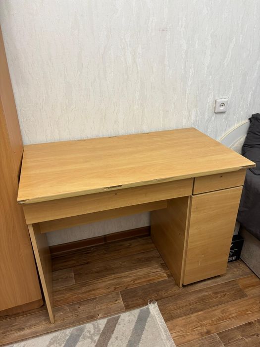 Продаются шкаф и стол (все вместе).