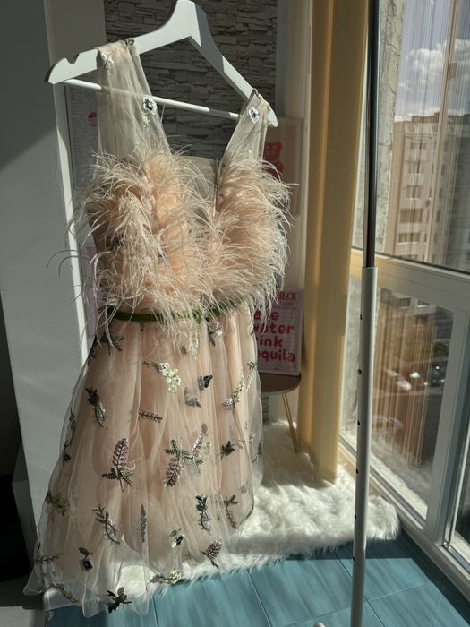 Бална официална рокля с бродерии и естествени пера Junona