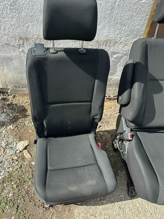 Седалки за Тойота Корола Версо.