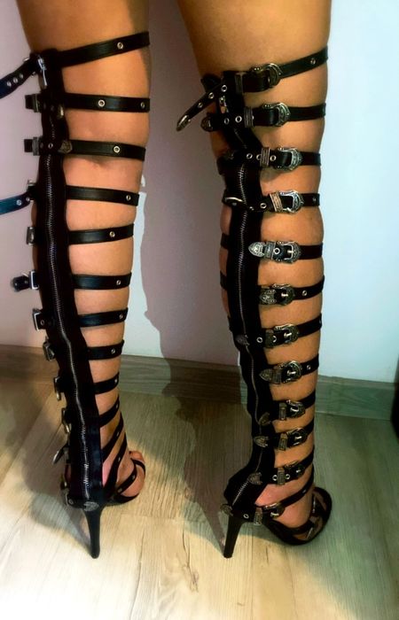 Sandale din piele cu bretele peste genunchi