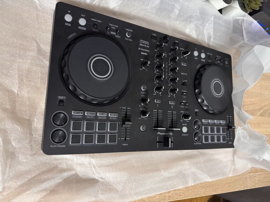 Vând consola Pioneer ddj Flx4 impecabila desfacută pentru poze.