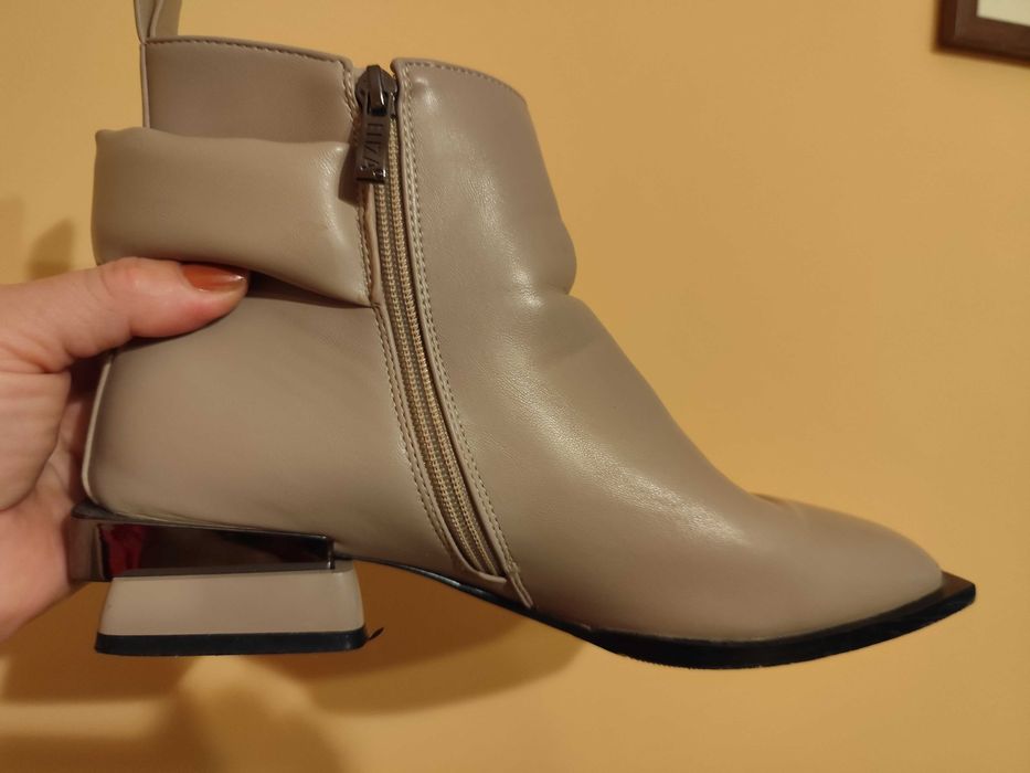 Елегантни дамски боти