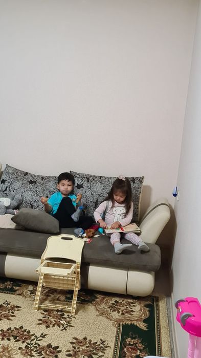 Диван с подушками