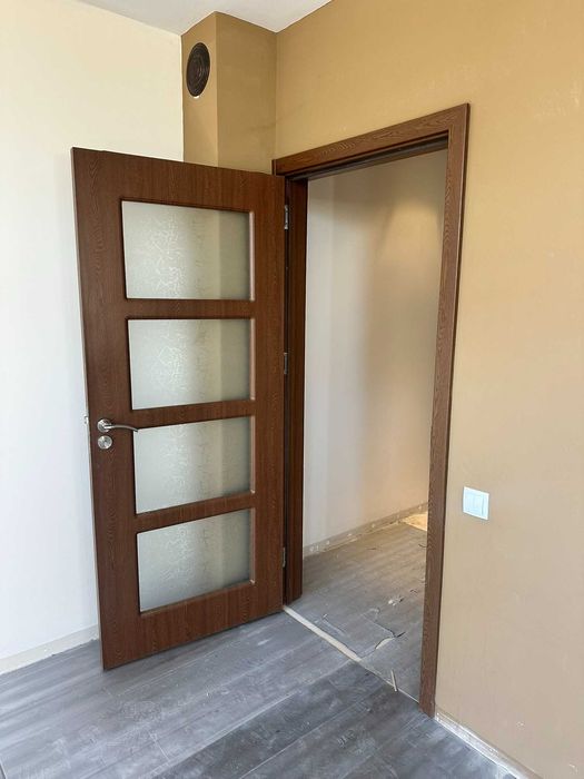 Интериорна врата със стъкло