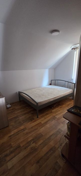Închiriez apartament la casă zona Grădiște