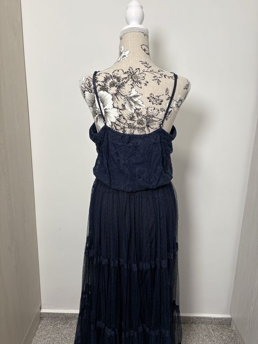 Дълга елегантна рокля с презрамки в син цвят