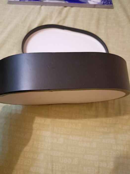 Овальная коробочка черного цвета