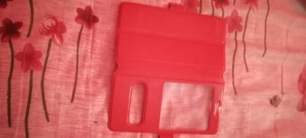 Продам красный и черные чехлы для телефона