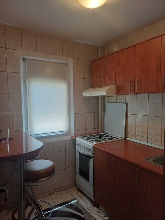 Proprietar,  inchiriez apartament renovat recent, compus din  2 camere, bloc reabilitat recent,  situat la 5 minute de statia de metrou Piata Sudului