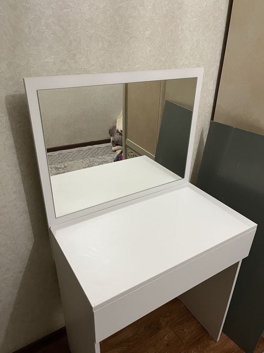 Туалетный столик с зеркалом