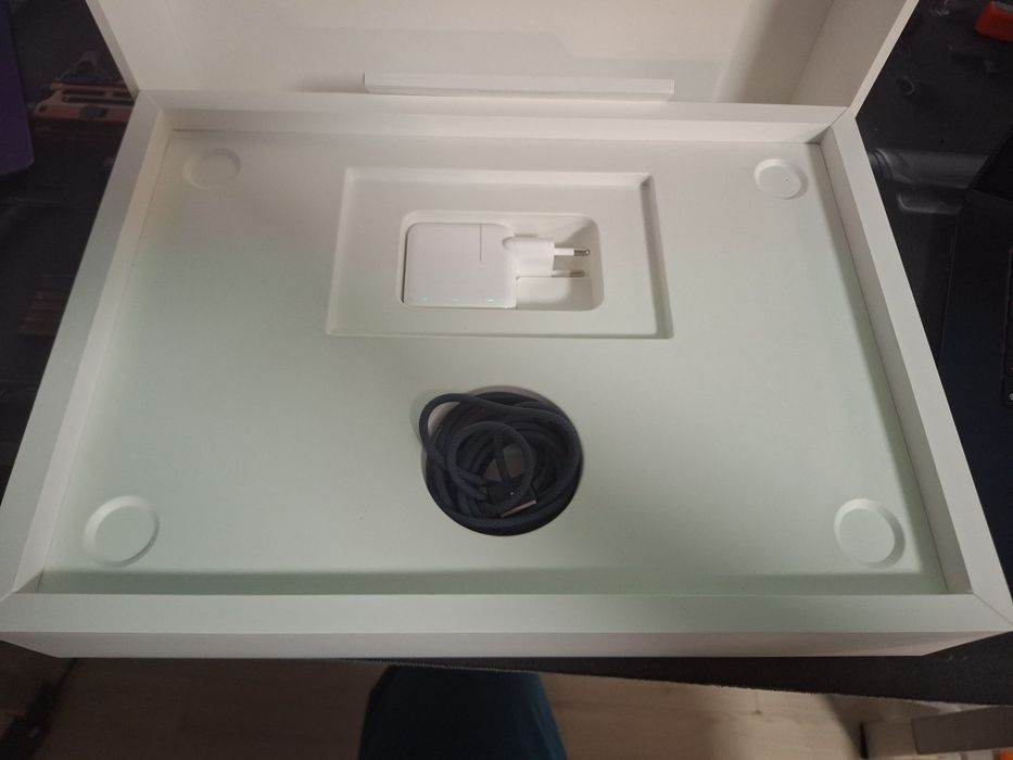 MacBook Air 15  inchi procesor M4  16GB ram SSD 512GB FULL BOX