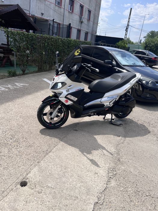 Scuter Aprilia SR max 125cm se conduce cu B
