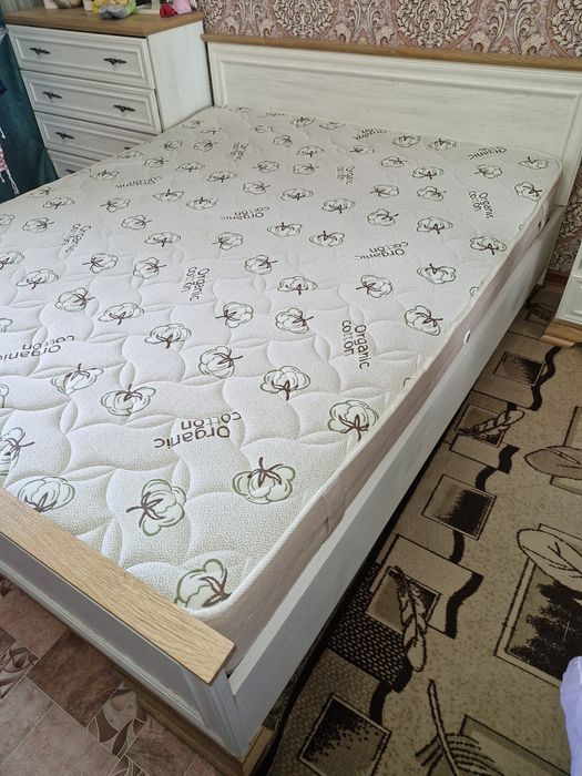 Продам белый спальный гарнитур