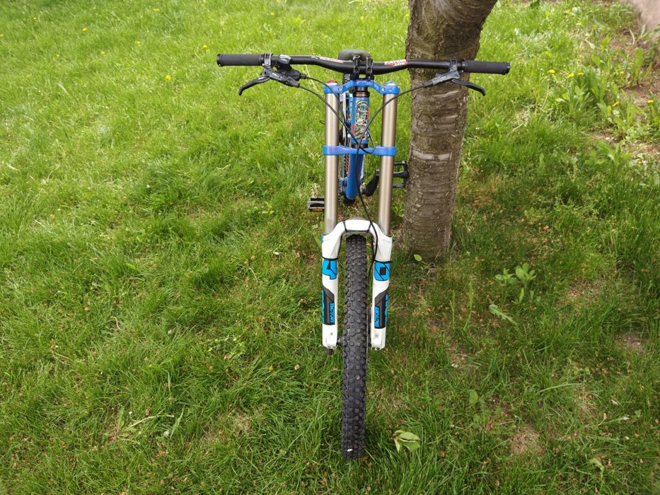 Bicicleta downhill Kona stinky 26