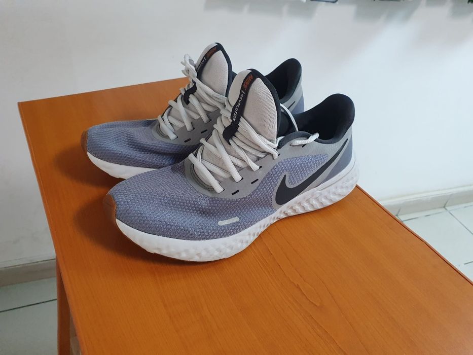 Vind Nike Revolution 5