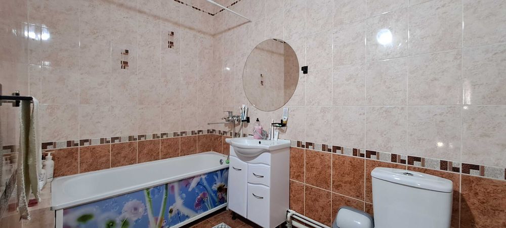 Продам дом на 2 семьи на КСК!