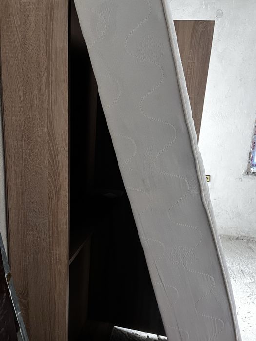 Продавам две ъглови легла с матраците и раклата комплект