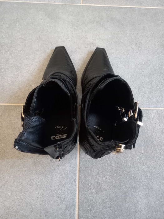 Botine About You din piele cu 4 catarame si fermoar marimea 40